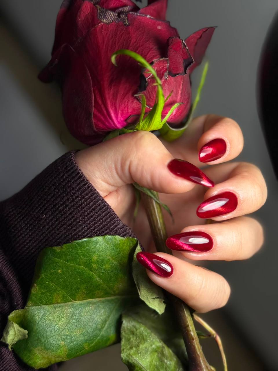 أظافر فاخرة بلمسة ذهبية